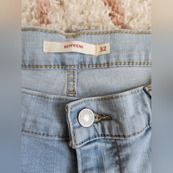 Levi's Boyfriend Jeans Light Blue Wash Cropped Length Size 32 - Picture 4 of 7